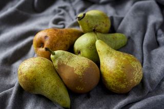 Garder une poire pour la soif : l'expression et le fruit