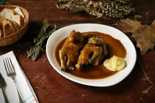 Cailles aux raisins secs et lardons : recette et version légère